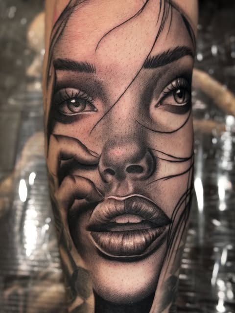 Tatuaje realista en antebrazo realizado en Alma Mater Tattoo Studio